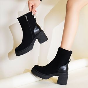 Bottines Y91258 en Faux Daim à Talon Carré et Bout Rond, Bottes Tendance pour Femmes, Hauteur Augmentée de 5CM-8CM, Semelle Extérieure en Caoutchouc - Product Image 2