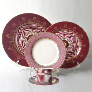 Service de table en céramique écologique de luxe en gros, bord doré, vaisselle en porcelaine osseuse avec motif bleu et rouge pour le dîner de mariage - Product Image 4
