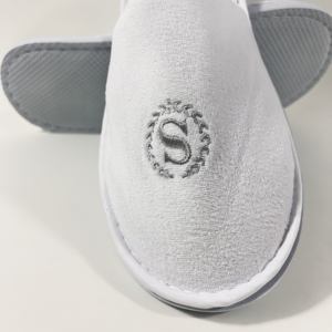 Оптовая продажа, одноразовые льняные хлопчатобумажные тапочки с принтом логотипа на заказ, экологически чистые переносные дорожные размеры белого цвета - Product Image 3