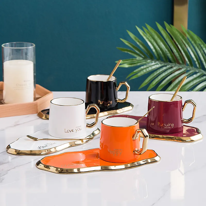 Set Cangkir Kopi dan Piring Keramik 250ML, dengan Sendok Susu Sore Cangkir Teh Sarapan Hotel Menggunakan Peralatan Makan Pasangan Mug Hadiah Ulang Tahun