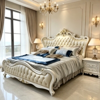 Verziertes Französisches Provinz-Bett aus Massivholz in Kingsize mit Cremefarbenem Knopfheftung-Lederbezug, Schlafzimmermöbel-Set für Luxus-Boutique-Hotels