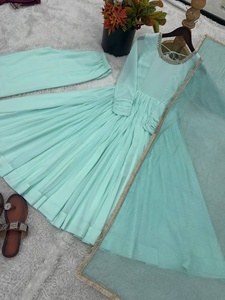 Ensemble Salwar Kameez de créateur moderne et élégant, trois pièces, avec robe, pantalon et dupatta, col en dentelle (avant et arrière), pour soirée, longueur ras du sol, lourdement orné - Product Image 5