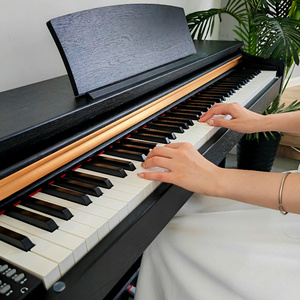 Piano numérique droit portable 88 touches lestées en plastique pour débutants avec pédale de sustain et haut-parleur intégré – Vente directe usine - Product Image 2