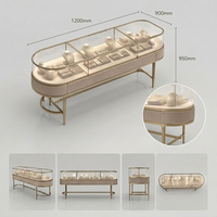 Table de présentation de bijoux ovale à texture côtelée, cadre or champagne, vitrine à bijoux en verre incurvé, comptoir de présentation de bijoux avec éclairage LED