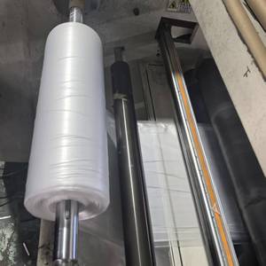 Rollo de Lámina Plástica para Pintores de Alta Densidad, 400' de Largo x 9' de Ancho, con Caja de Color para Facilitar la Pintura y Cobertura Plástica - Product Image 1