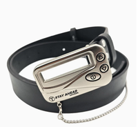 Cette ceinture noire unique est de style rétro avec un pendentif en cuivre de type pager, marquée 'STAY AHEAD ADVISOR' et décorée d'une délicate chaîne à billes suspendue.