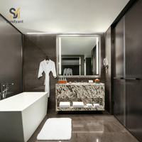 Ensemble de meubles de chambre d'hôtel de luxe haut de gamme contemporain avec panneau mural personnalisé, lit, fauteuil lounge et table de travail