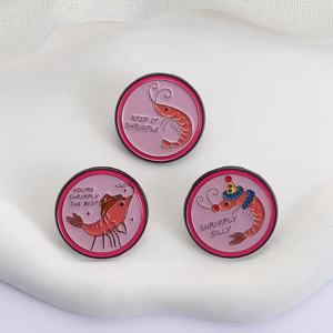 Spilla Smaltata con Frase Divertente a Tema Gamberetti, Badge 'Keep It Shrimple' in Stile Cartoon - Product Image 2