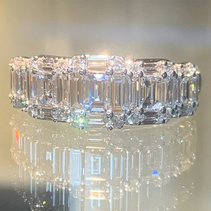 Anillo de Diamantes con Corte Esmeralda para Mujer F1389, Color D Natural, Estilo Clásico de Compromiso, Banda de Oro Blanco de 14K - Product Image 1