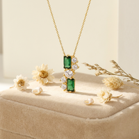 Collier pendentif vertical ZG élégant en émeraude taille émeraude avec accents de zircon