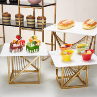 Autres plinthes d'affichage de dessert de cube en marbre blanc de restaurant d'hôtel pour le buffet de traiteur et la présentation de gâteau de mariage