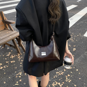 Sac à main pour femme avec boucles en métal souple et bandoulière simple - Product Image 4