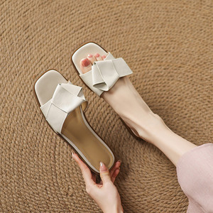 Sandalias planas de cuero de nuevo estilo para verano con tacones bajos, flores plegables, pantuflas casuales de punta cuadrada para mujer, diseño de punta abierta - Product Image 6