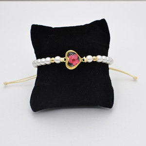 Braccialetto con Fiori Essiccati di Narciso, Ciliegio e Pesco, Cornice Dorata, Perle Finte in Resina e Vetro, Gioiello da Polso Delicato - Product Image 4