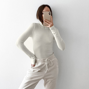 Logo personnalisé <span class=keywords><strong>T</strong></span>-<span class=keywords><strong>shirt</strong></span> blanc en tricot mince à <span class=keywords><strong>col</strong></span> haut pour femmes Chemise chaude en hiver - Product Image 3