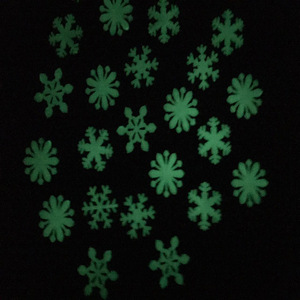 Pegatinas de pared con forma de copo de nieve que brillan en la oscuridad, autoadhesivas fluorescentes de plástico para decoración del hogar, coloridas, rosa, verde, azul - Product Image 3
