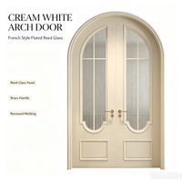 Portes doubles cintrées blanches crème de style français avec verre à motif cannelé et poignée en laiton pour projets de rénovation résidentielle de villas de luxe