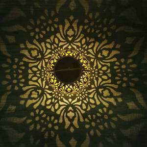 Venta caliente <span class=keywords><strong>Solar</strong></span> LED Lámparas de mesa decorativas Impermeable Metal Jardín al aire libre Linternas Porche Patio Navidad Panel <span class=keywords><strong>solar</strong></span> Batería - Product Image 3