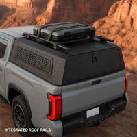 Capot rigide pour camionnette Overland, coque métallique noire mate thermolaquée avec panneaux latéraux à persiennes