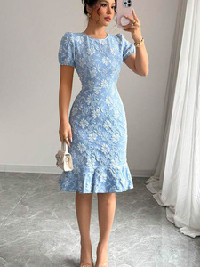 Nouvelle collection été 2026 : Robe courte à manches courtes, style européen et américain, avec motif de petites marguerites en relief et jupe sirène ajustée. - Product Image 2