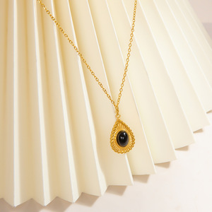 Collier pendentif en agate noire plaqué or 18 carats, chaîne de clavicule, bijoux pour femmes, cadeau pour l'automne et l'hiver, à porter avec un pull - Product Image 2