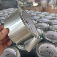 Rubans en aluminium à haute adhérence avec mousse PUR, pouvant être recouverts de résidus de mousse PUR après déchirement du bloc de mousse