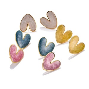 Boucles d'oreilles clous en acier inoxydable avec cœur émaillé blanc, bleu, noir, rose, jaune, plaqué or PVD, étanches, bijoux de mode quotidiens pour femmes - Product Image 2