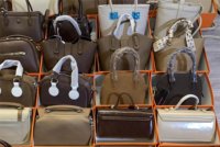 Sacs à main et sacs bandoulière pour femmes, assortiment de marques et de styles, tendance et populaires, vente en gros et revente, sacs d'occasion, vente directe usine