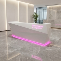 Bureau de réception moderne en pierre de surface solide blanche avec logo personnalisé pour usage commercial