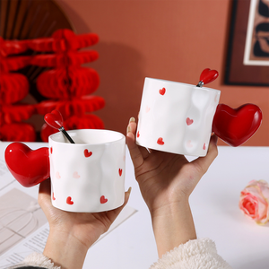 Mug en céramique avec poignée en forme de cœur 3D, motif logo, tasse à café en porcelaine, réutilisable, sans danger pour les aliments, pour la Saint-Valentin, mariage - Product Image 3