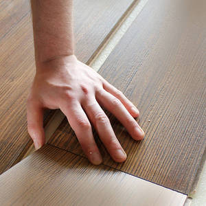 Materiales de decoración Dormitorio Sala de estar Cocina Baldosas de madera resistentes al agua Suelo laminado de madera personalizado Herringbone - Product Image 5