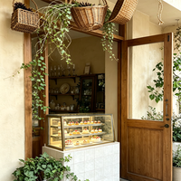 Vitrine en verre sur mesure de luxe pour café, adaptée au design intérieur de café.