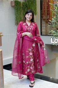Kurta en soie Chanderi rose pour femme, broderie florale, coupe classique, longueur standard, style ethnique indien traditionnel, décontracté, pour fêtes, livraison rapide - Product Image 2