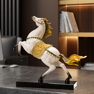 Escultura de Resina Dorada de Caballo en Pose de Montura para Decoración de Oficina y Sala de Estar, Regalo de Inauguración de Casa o Apertura de Negocio - Product Image 1