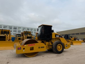 Compacteur vibrant d'occasion CAT CS-683E à démarrage facile, rouleau Caterpillar pour la construction de routes agricoles et le compactage de sols lâches - Product Image 2