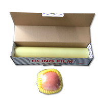 Rouleau de film plastique transparent de taille personnalisée emballage des aliments cuits de restaurant rouleau de film d'emballage alimentaire en PVC 9Mic