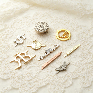 ออกแบบแฟชั่นเสื้อผ้า สลักชื่อแบรนด์ ป้ายโลโก้โลหะแบบกำหนดเอง - Product Image 4