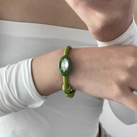 Collier ras-du-cou et bracelet tendance color-block avec pierres précieuses colorées, bijoux au design émail émaillé de niche