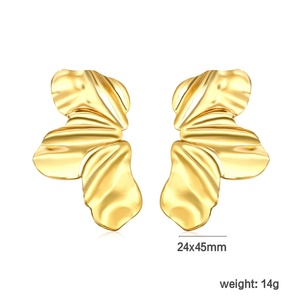 Boucles d'oreilles clous en acier inoxydable plaqué or 18 carats PVD, hypoallergéniques, motif papillon et fleur, pour femmes, vente en gros de bijoux personnalisés - Product Image 4