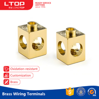 Ensemble de porte-bougies en laiton doré moderne et durable, forme carrée, design à découpe circulaire, décoration géométrique pour la maison