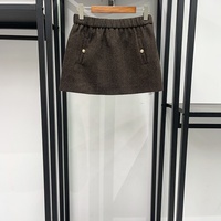 Ensemble deux pièces OUDINA tendance pour femme : veste en mélange de laine à col montant marron foncé et jupe courte à chevrons pour l'hiver
