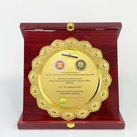 Plaques de certificat en bois rouge de 30x30cm avec MH-N79 de plaque ronde dorée personnalisée