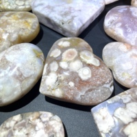 Vente en gros de pierres de méditation sculptées en agate fleur de cerisier, en forme de cœur, pour la guérison naturelle et la méditation