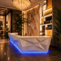 Comptoir de bar moderne sur mesure haut de gamme avec poste de travail, résistant aux rayures, durable, rénovable pour hôtel de luxe, club, restaurant