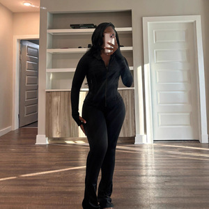 Ensemble de sport deux pièces personnalisé pour femme avec logo, ensemble de yoga respirant en polyester et élasthanne avec pantalon à fermeture éclair - Product Image 1