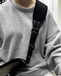 Correa de Guitarra de Cuero Ajustable AirCell para Bajo y Guitarra Eléctrica con Almohadilla Ancha de 3" Negro Estilo Moderno - Product Image 2