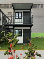 Maisons préfabriquées pliables à deux étages, maison de plage avec balcon et escalier extérieur, hébergement modulaire pour complexe hôtelier insulaire