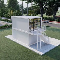 Maison préfabriquée moderne en conteneur, structure en acier modulaire avec balcon et grande fenêtre vitrée pour une vie de villégiature