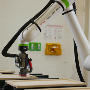 Robot collaboratif de manutention de 20 kg <span class=keywords><strong>FANUC</strong></span> <span class=keywords><strong>CRX</strong></span> 20iA avec pince robotique pour la palettisation de matériaux emballés en caisses - Product Image 2