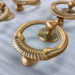 Maniglia a tirante per porta in ottone anticato classico, con anello rotondo intagliato artigianalmente, per showroom di materiali edili e showroom di porte - Product Image 6